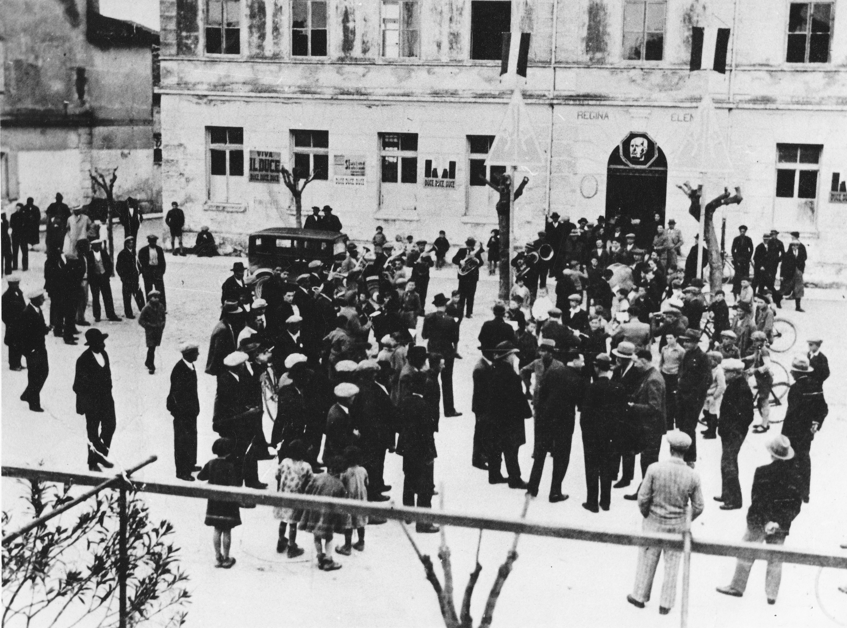 Esibizione di fronte alla scuola